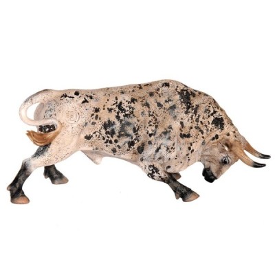 TORO BRAVO ENSABANADO EMBISTIENDO